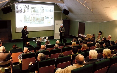 Wydawcą serii jest Muzeum Stutthof. Dotychczas ukazały się: „Żuławy w 1945 roku”, „Ludzie i ich opowieści”, „Źródła z niedalekiej przeszłości”. Promocja ostatniego tomu „Niedomknięte księgi” odbyła się 23 stycznia w Bibliotece Elbląskiej.