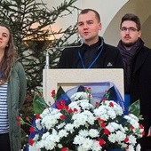 Ks. Paweł Radziejewski SDS i młodzi z „Bagna”: Ania Olma i Michał Jasiński prowadzili modlitwy w Bielsku.