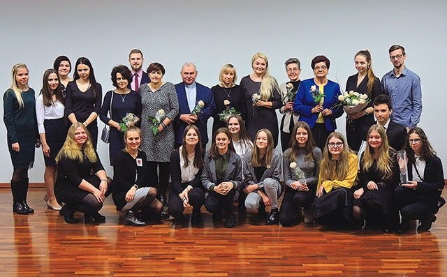 Uczestnicy projektu z przedstawicielami placówki hospicyjnej.