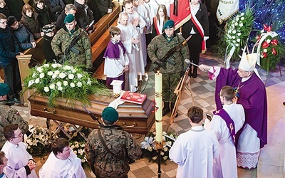 Wojskowa asysta honorowa  przy trumnie zmarłego kapłana.