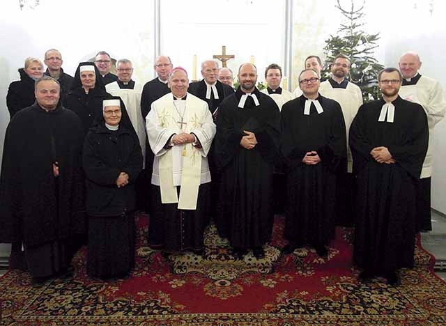 Wspólne zdjęcie uczestników spotkania ekumenicznego. W środku pierwszego rzędu bp Jan Kopiec, który wygłosił kazanie, i gospodarz nabożeństwa ks. Andrzej Wójcik. 