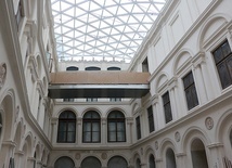 Przestrzenią muzealną będzie także dziedziniec, który nakryto szklanym dachem.