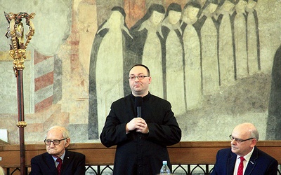 Sesja naukowa w muzeum. Od lewej: Paweł Newerla, ks. Grzegorz Kublin i Janusz Nowak.