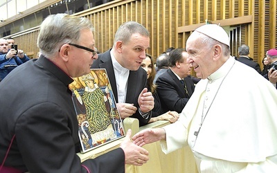 ▲	Ks. prał. Władysław Pasiut przekazuje Ojcu Świętemu Franciszkowi ikonę św. Stanisława.