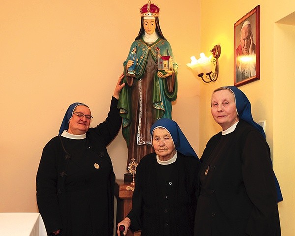 Jadwiżanki w Kwielicach: s. Urszula (w środku),  s. Felicja (po prawej)  i s. Celina.