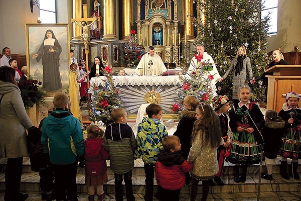 Do modlitwy „Ojcze nasz” przy ołtarzu bp Wojciech Osial zaprosił dzieci.