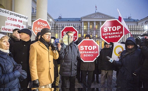 Przedstawiciele kilku organizacji ostrzegają, że zajęcia mogą mieć charakter propagandy środowisk LGBT.