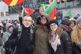 Uczestnicy szli ulicami miasta z flagami różnych państw na znak łączności z młodymi całego świata.