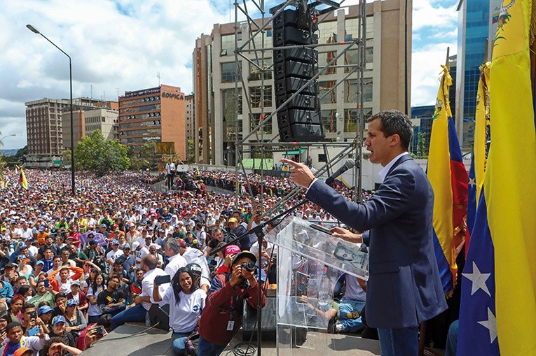 Juan Guaidó, tymczasowy prezydent Wenezueli, cieszy się poparciem obywateli, którzy domagają się ustąpienia z urzędu Nicolása Maduro.