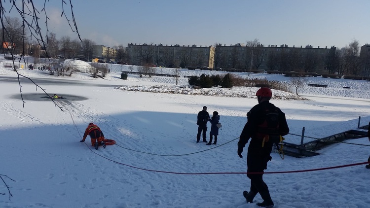 "Dej pozór co niy ujedziesz" - pokaz ratownictwa na lodzie 