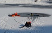 "Dej pozór co niy ujedziesz" - pokaz ratownictwa na lodzie 