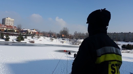 "Dej pozór co niy ujedziesz" - pokaz ratownictwa na lodzie 