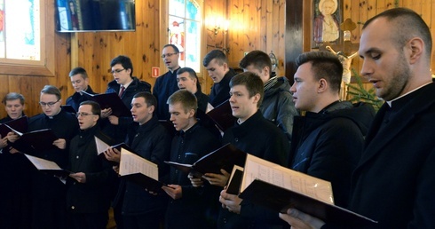 Alumni zaśpiewali kolędy tradycyjne, współczesne, a także dwie ukraińskie