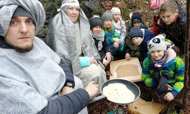 Skauci podczas biegu patrolowego na "podpłomykowym" punkcie