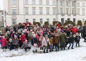 Dzieci i opiekunowie przed Urzędem Miejskim w Radomiu.