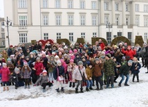 Dzieci i opiekunowie przed Urzędem Miejskim w Radomiu.