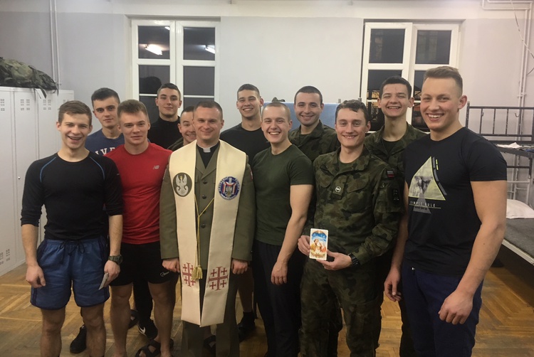 Ksiądz po kolędzie u podchorążych Akademii Wojsk Lądowych