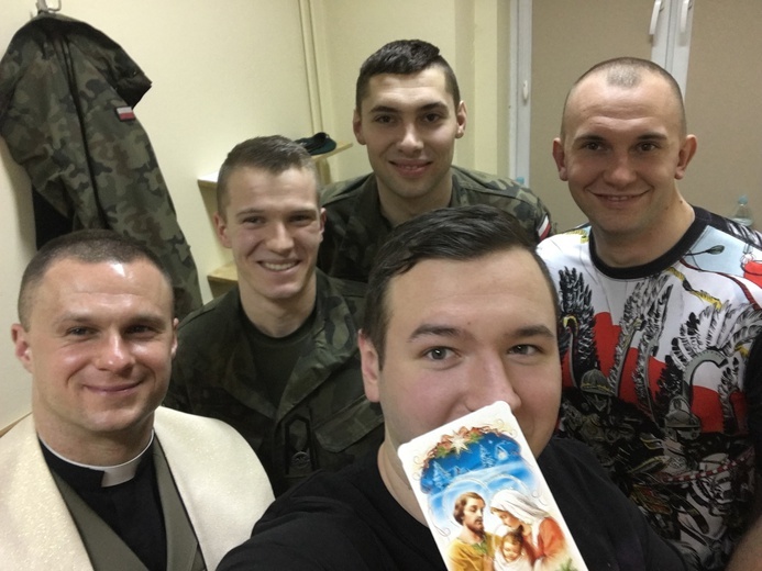 Ksiądz po kolędzie u podchorążych Akademii Wojsk Lądowych