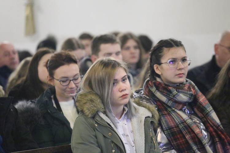 Dekanalne czuwanie młodych w Czchowie