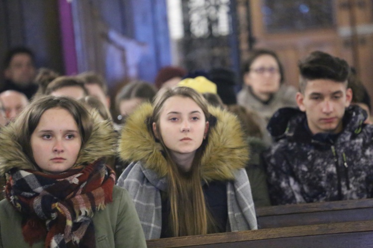 Dekanalne czuwanie młodych w Czchowie