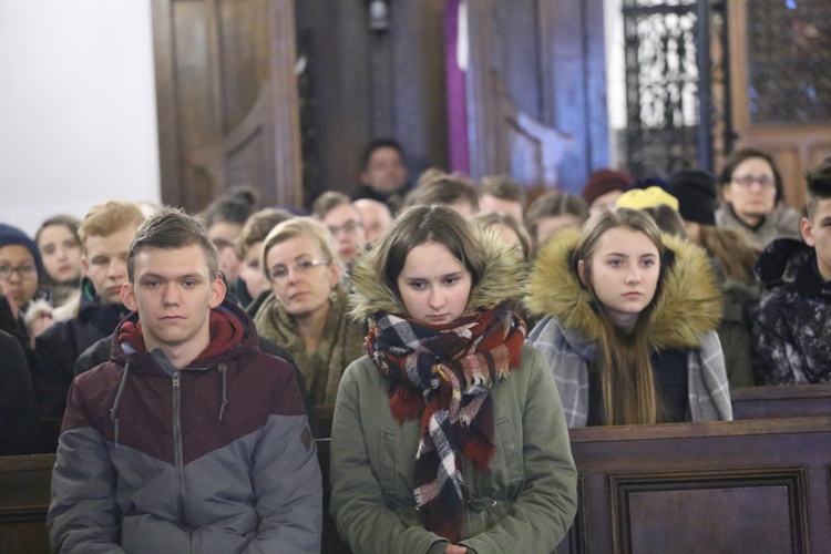 Dekanalne czuwanie młodych w Czchowie