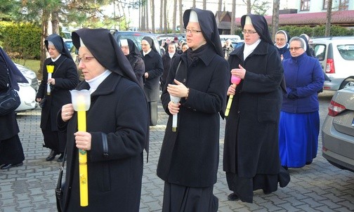 Siostry podczas procesji w bielskim Dniu Życia Konsekrowanego