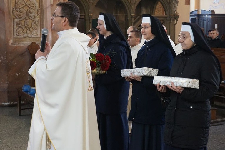 W katedrze świdnickiej 2 lutego modliły się osoby życia konsekrowanego