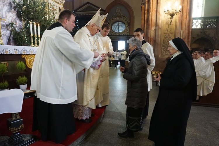 W katedrze świdnickiej 2 lutego modliły się osoby życia konsekrowanego