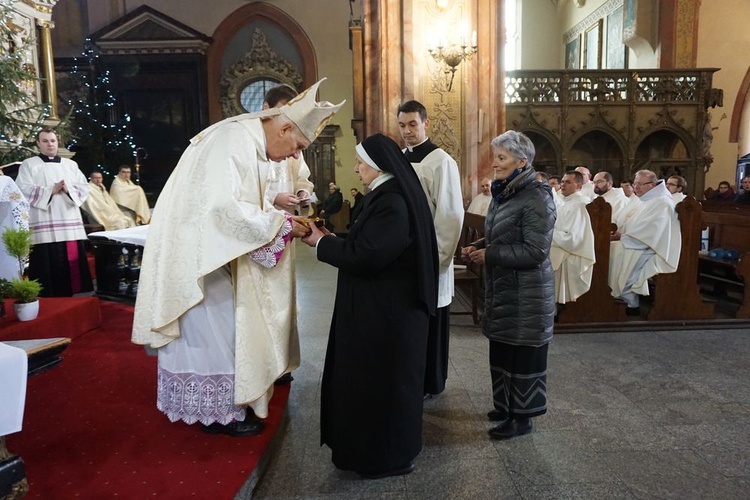 W katedrze świdnickiej 2 lutego modliły się osoby życia konsekrowanego