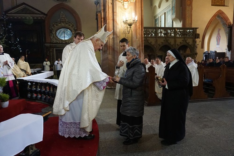 W katedrze świdnickiej 2 lutego modliły się osoby życia konsekrowanego