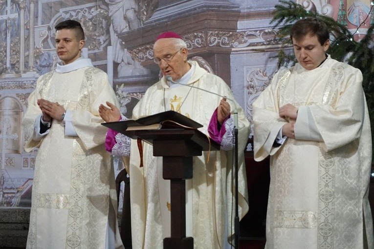 W katedrze świdnickiej 2 lutego modliły się osoby życia konsekrowanego