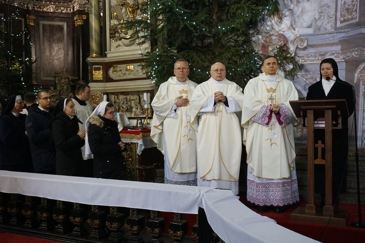 W katedrze świdnickiej 2 lutego modliły się osoby życia konsekrowanego