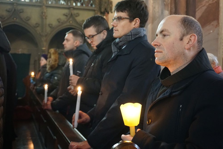 W katedrze świdnickiej 2 lutego modliły się osoby życia konsekrowanego