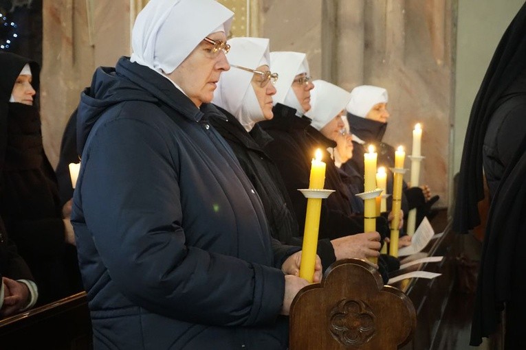 W katedrze świdnickiej 2 lutego modliły się osoby życia konsekrowanego