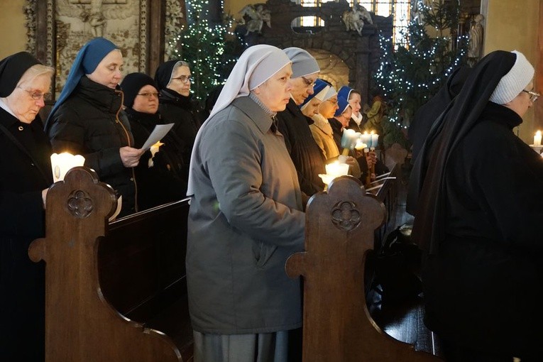 W katedrze świdnickiej 2 lutego modliły się osoby życia konsekrowanego