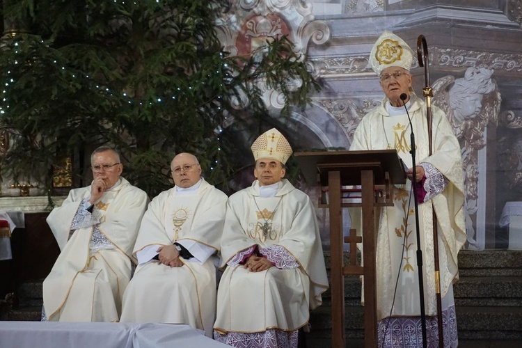 W katedrze świdnickiej 2 lutego modliły się osoby życia konsekrowanego