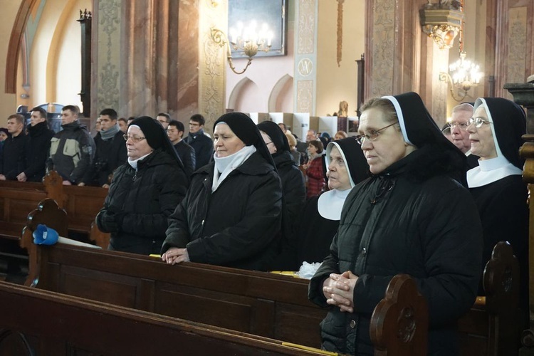 W katedrze świdnickiej 2 lutego modliły się osoby życia konsekrowanego