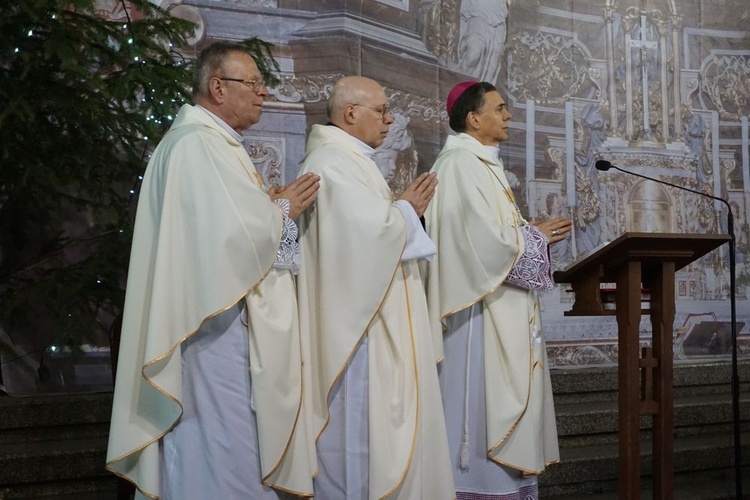 W katedrze świdnickiej 2 lutego modliły się osoby życia konsekrowanego