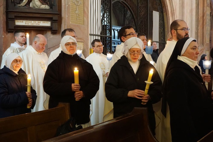 W katedrze świdnickiej 2 lutego modliły się osoby życia konsekrowanego