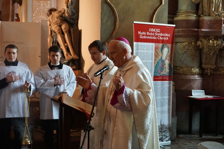 W katedrze świdnickiej 2 lutego modliły się osoby życia konsekrowanego