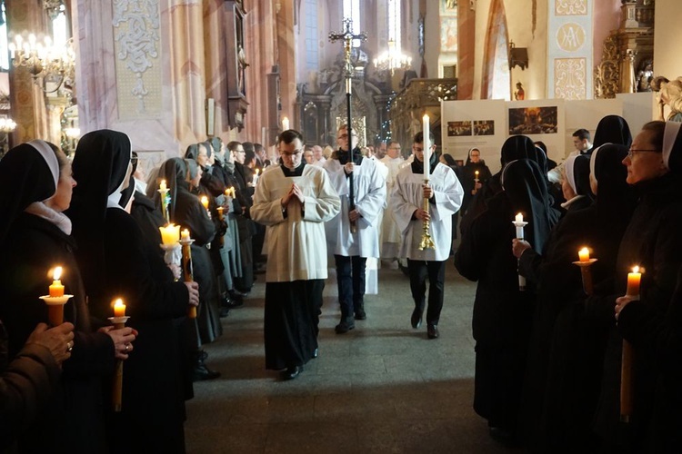 W katedrze świdnickiej 2 lutego modliły się osoby życia konsekrowanego