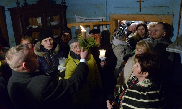 Poświęconą gromnicą błogosławiono cały dom i obejście