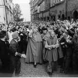 Warszawa, 1966 r. Procesja Episkopatu Polski do Archikatedry św. Jana Chrzciciela na centralną uroczystość milenijną. Widoczni m.in.: metropolita poznański ks. arcybiskup Antoni Baraniak (z prawej na pierwszym planie), kard. Stefan Wyszyński