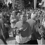 Wiślica, 1966 r. Powrót po zakończonej uroczystości. Widoczni m.in. metropolita krakowski abp Karol Wojtyła (na pierwszym planie), metropolita poznański ks. arcybiskup Antoni Baraniak, obok idzie kard. Stefan Wyszyński