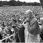 Częstochowa, 1966 r. Prymas Polski i jego sekretarz ks. infułat Władysław Padacz podczas uroczystej Mszy św.