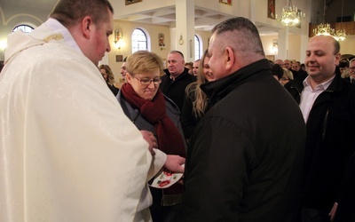 Podczas Mszy św. kapłani błogosławili parom, które odnowiły przysięgę małżeńską