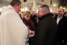 Podczas Mszy św. kapłani błogosławili parom, które odnowiły przysięgę małżeńską