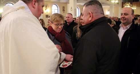 Podczas Mszy św. kapłani błogosławili parom, które odnowiły przysięgę małżeńską