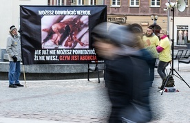 Antyaborcyjne billboardy zbyt drastyczne? Jeden sąd twierdzi że tak, inny - że nie