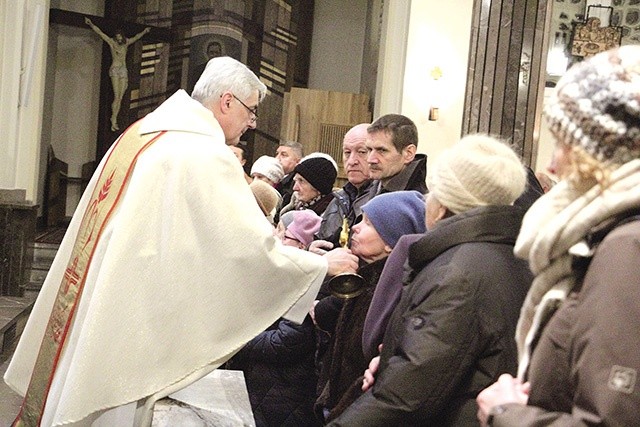 Po Eucharystii wierni oddali mu cześć poprzez ucałowanie relikwii.